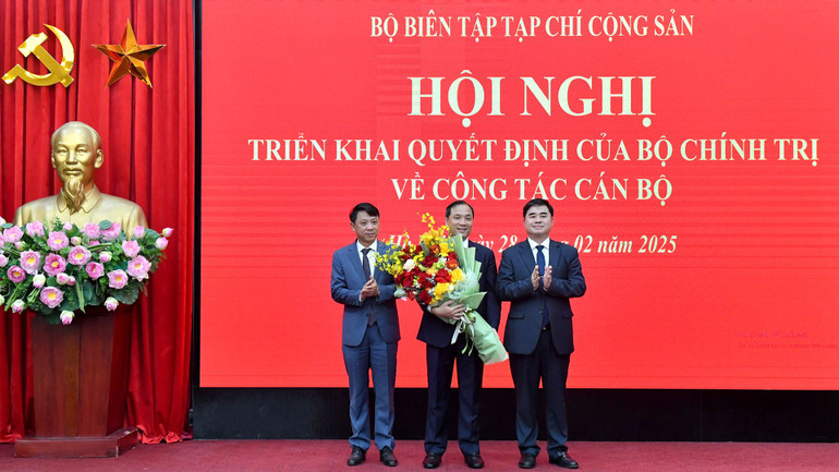 Lãnh đạo Tạp chí Cộng sản chúc mừng đồng chí tân Tổng Biên tập. (Ảnh: Đăng Khoa)