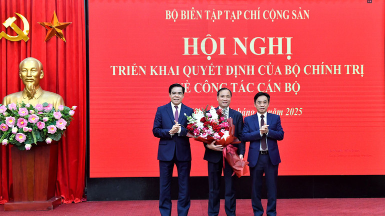 Lãnh đạo Tỉnh ủy, UBND, HĐND tỉnh Hà Tĩnh chúc mừng đồng chí Hoàng Trung Dũng nhận nhiệm vụ mới. (Ảnh: Đăng Khoa)