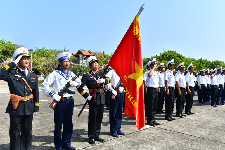 Lễ chào cờ trên đảo Trường Sa. (Ảnh: Đăng Khoa)