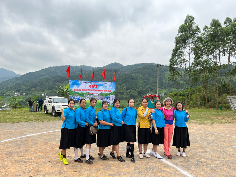 Giao lưu cùng du khách. Giao lưu cùng du khách.