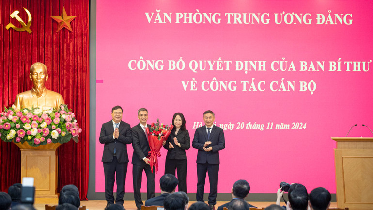 Lãnh đạo Văn phòng Trung ương Đảng tặng hoa chúc mừng đồng chí Võ Thành Hưng. (Ảnh: SƠN TÙNG)