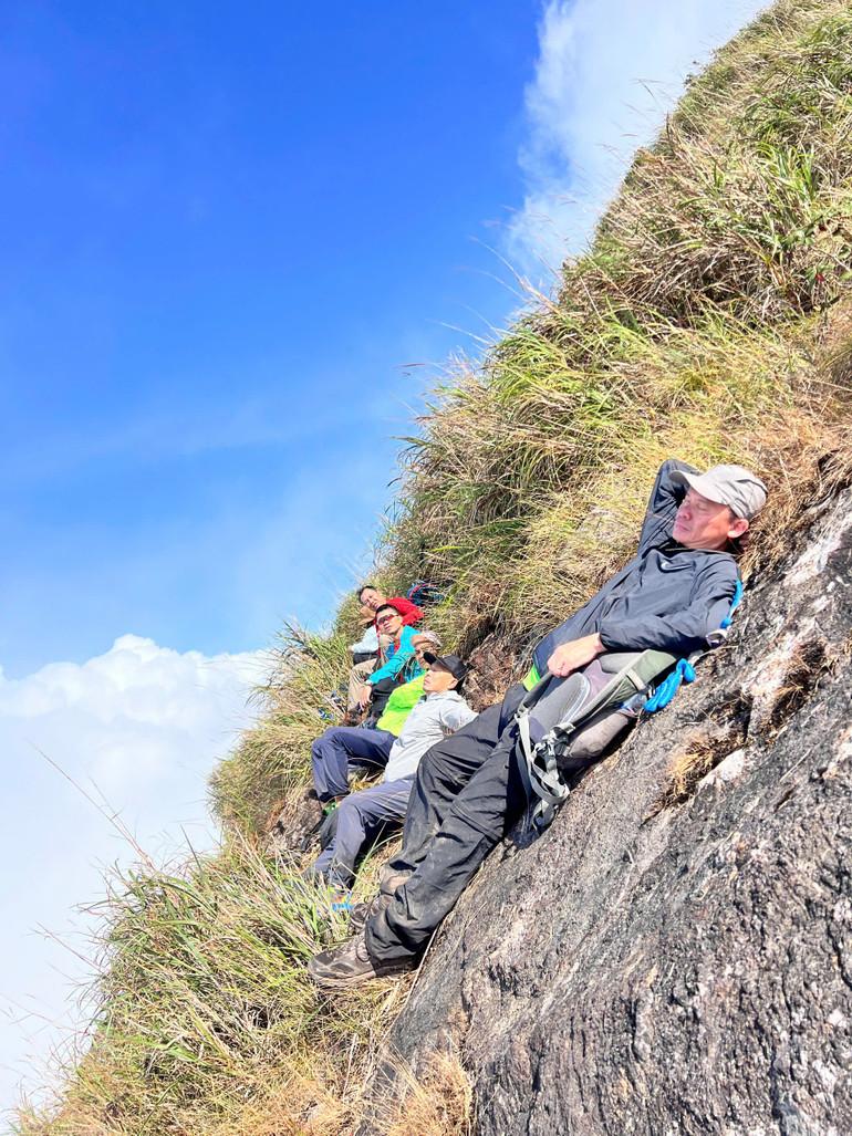 Tạm nghỉ lấy sức. Tạm nghỉ lấy sức.