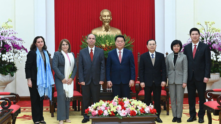 Đồng chí Nguyễn Trọng Nghĩa và Đại sứ Rogelio Polanco Fuentes cùng các thành viên Đại sứ quán Cuba tại Việt Nam . (Ảnh: THẾ ĐẠI)