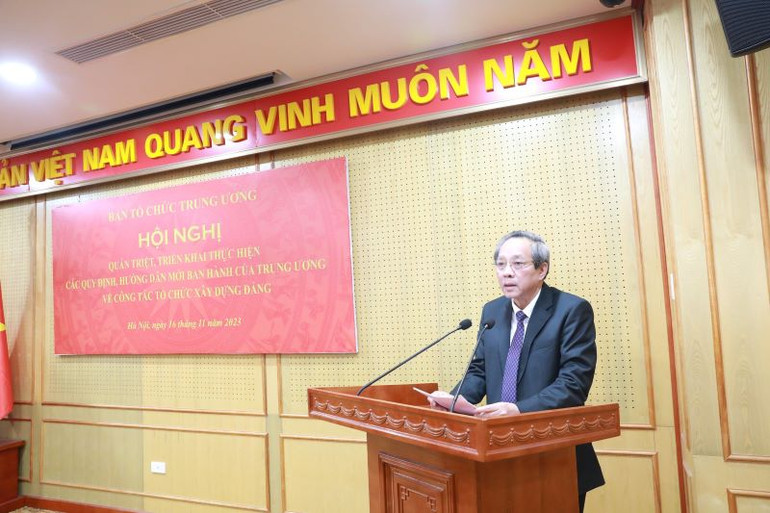 Đồng chí Hoàng Đăng Quang, Ủy viên Trung ương Đảng, Phó Trưởng Ban Tổ chức Trung ương giới thiệu nội dung một số văn bản mới của Trung ương.