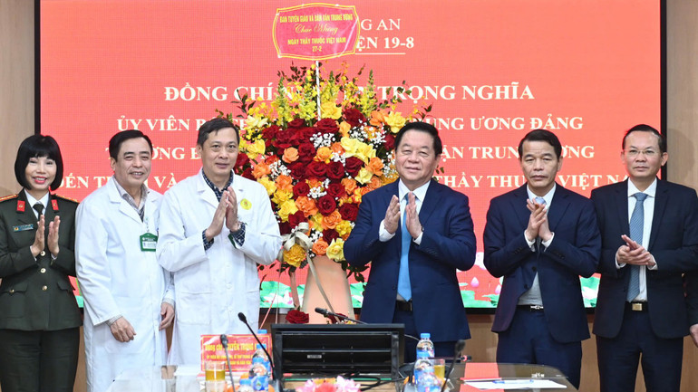 Đồng chí Nguyễn Trọng Nghĩa tặng hoa và chúc mừng Bệnh viện 19/8 . (Ảnh: THẾ ĐẠI)