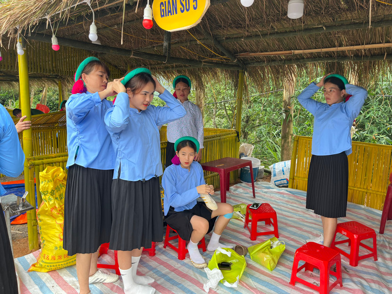 Các cô gái Sán Chỉ chuẩn bị trang phục vào hội. Các cô gái Sán Chỉ chuẩn bị trang phục vào hội.