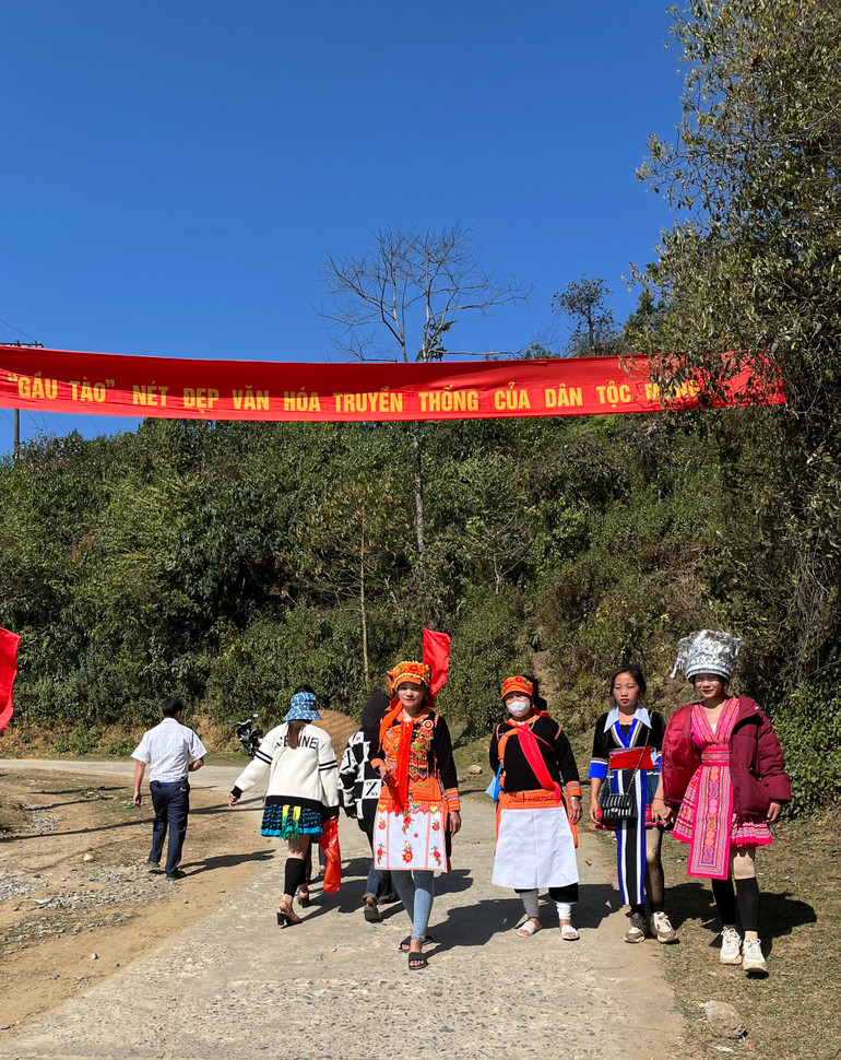 Nô nức đi hội.