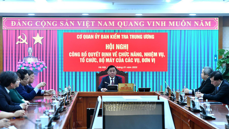 Đồng chí Trần Cẩm Tú đề nghị, ngay sau hội nghị, các vụ, đơn vị thực hiện, triển khai ngay các công việc được giao theo các quyết định. (Ảnh: ĐĂNG KHOA) Đồng chí Trần Cẩm Tú đề nghị, ngay sau hội nghị, các vụ, đơn vị thực hiện, triển khai ngay các công việc được giao theo các quyết định. (Ảnh: ĐĂNG KHOA)