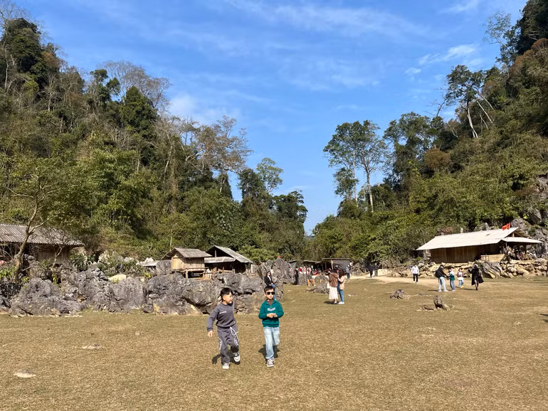 Những ngôi nhà nhỏ bình yên bên sườn núi.