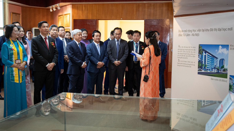 Các đồng chí lãnh đạo Đảng, Nhà nước thăm phòng truyền thống của Học viện. (Ảnh: SƠN TÙNG)