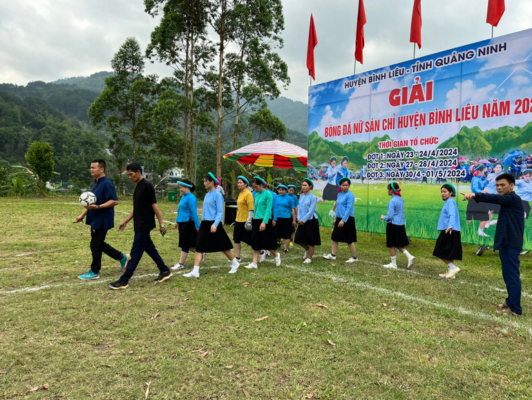 Giải bóng đá nữ Sán Chỉ đã trở thành thương hiệu thu hút du khách đến Bình Liêu. Giải bóng đá nữ Sán Chỉ đã trở thành thương hiệu thu hút du khách đến Bình Liêu.