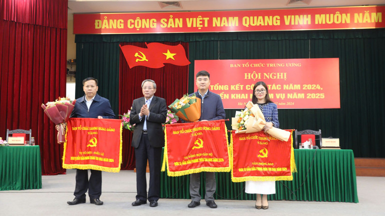 Các đơn vị được trao cờ thi đua.