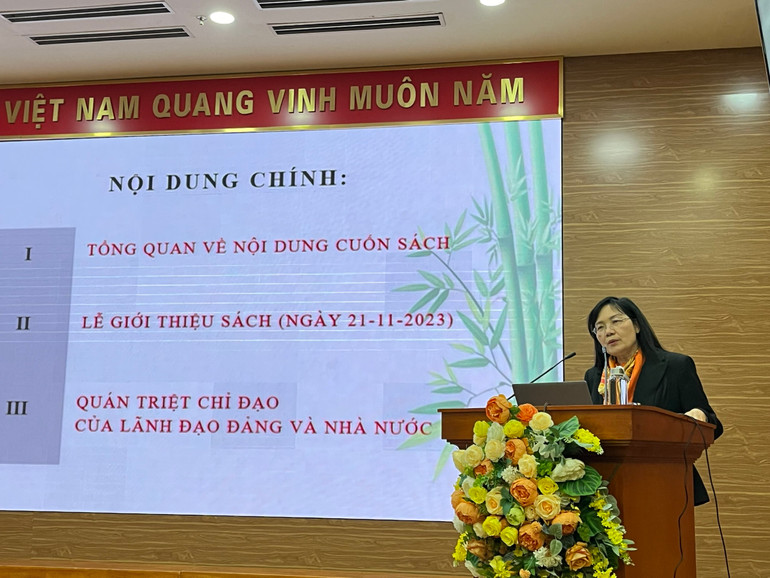 Đồng chí Phạm Lan Dung truyền đạt chuyên đề 2.