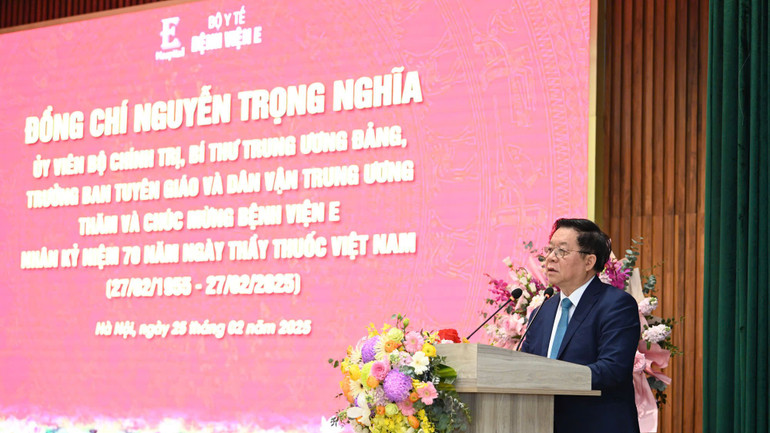 Đồng chí Nguyễn Trọng Nghĩa phát biểu chúc mừng Ngày Thầy thuốc Việt Nam tại Bệnh viện E. (Ảnh: THẾ ĐẠI)