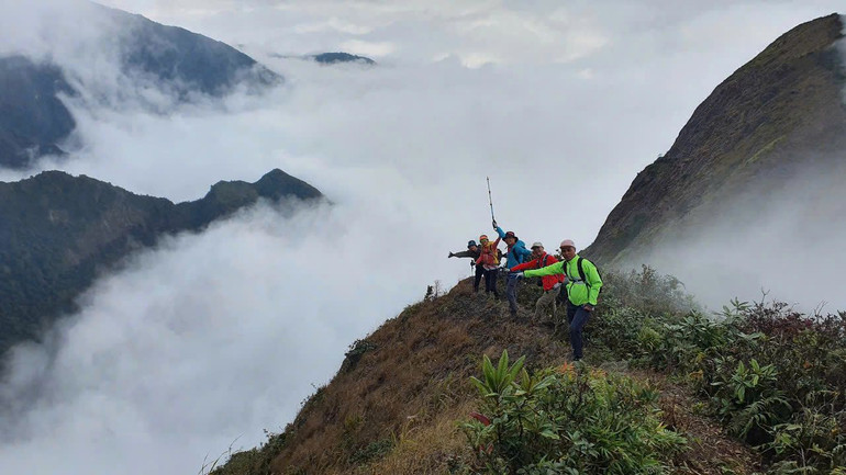 Biển mây trên đỉnh núi. Biển mây trên đỉnh núi.