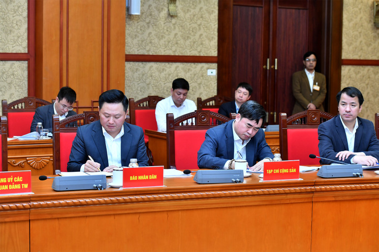 Các đại biểu tham dự phiên họp. Ảnh: ĐĂNG KHOA