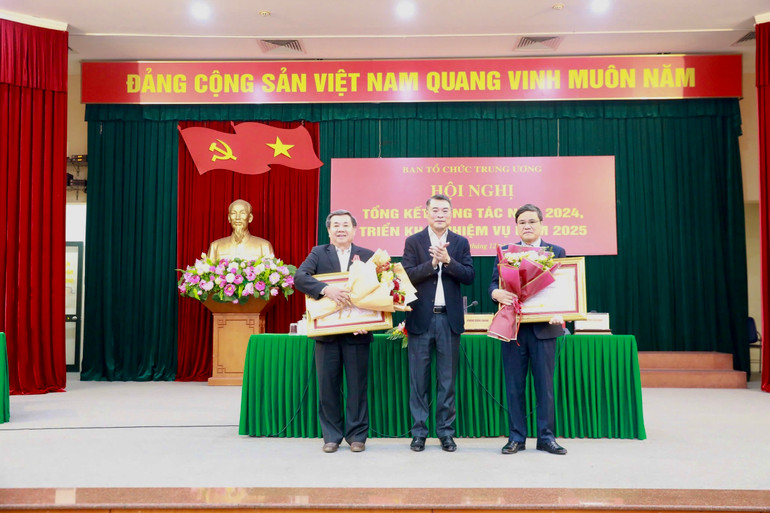 Đồng chí Lê Minh Hưng trao Huân chương Lao động tặng các đồng chí nguyên lãnh đạo cấp vụ.