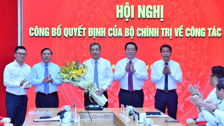 Các đồng chí Lãnh đạo Ban Tuyên giáo Trung ương chúc mừng đồng chí Ngô Đông Hải nhận trọng trách mới. (Ảnh: ĐĂNG KHOA)