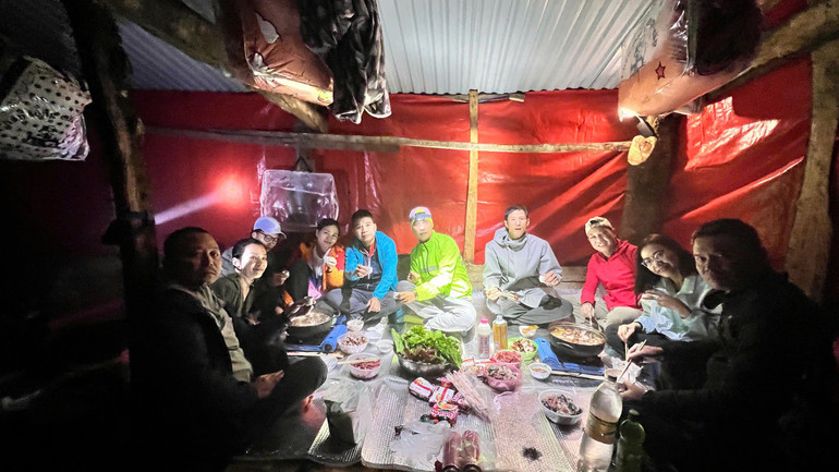 Bữa tối giữa núi rừng. Bữa tối giữa núi rừng.