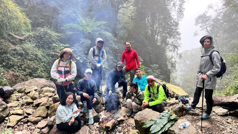 Bữa tối giữa núi rừng. Bữa tối giữa núi rừng.