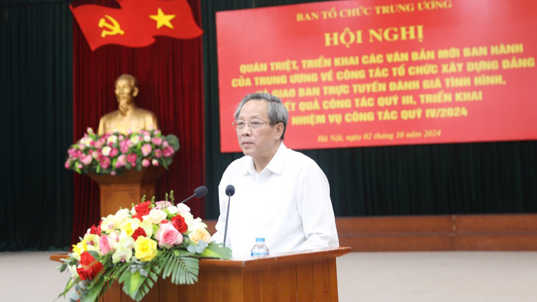 Đồng chí Hoàng Đăng Quang quán triệt một số văn bản mới.