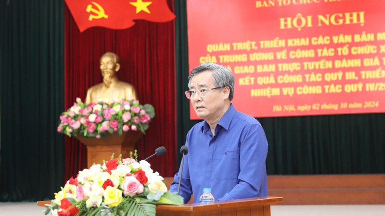 Đồng chí Nguyễn Quang Dương quán triệt một số quy định, quyết định mới ban hành.