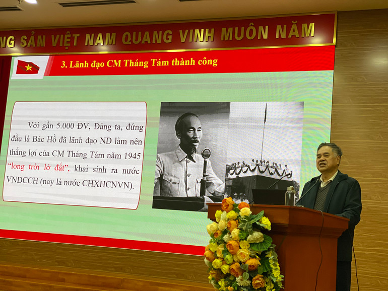 PGS.TS Nguyễn Viết Thông truyền đạt chuyên đề về học tập, làm theo tư tưởng, đạo đức, phong cách Hồ Chí Minh.