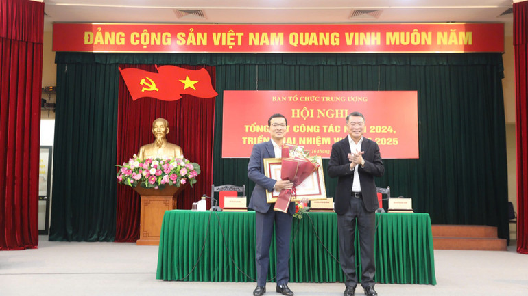 Đồng chí Lê Minh Hưng trao Bằng khen của Thủ tướng Chính phủ cho Văn phòng Ban Tổ chức Trung ương.