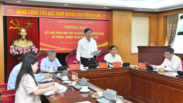 Đồng chí Nguyễn Hữu Đông, Ủy viên Trung ương Đảng, Phó trưởng Ban Nội chính Trung ương cung cấp các thông tin cho báo chí. (Ảnh: ĐĂNG KHOA)