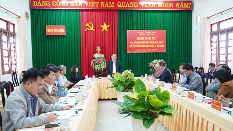 Lãnh đạo Tỉnh ủy làm việc với Thường trực Huyện ủy Đắk Song về công tác chuẩn bị đại hội đảng bộ các cấp.