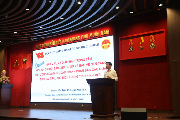 PGS.TS Hoàng Phúc Lâm, Phó Giám đốc Học viện Chính trị quốc gia Hồ Chí Minh, truyền đạt chuyên đề 1.