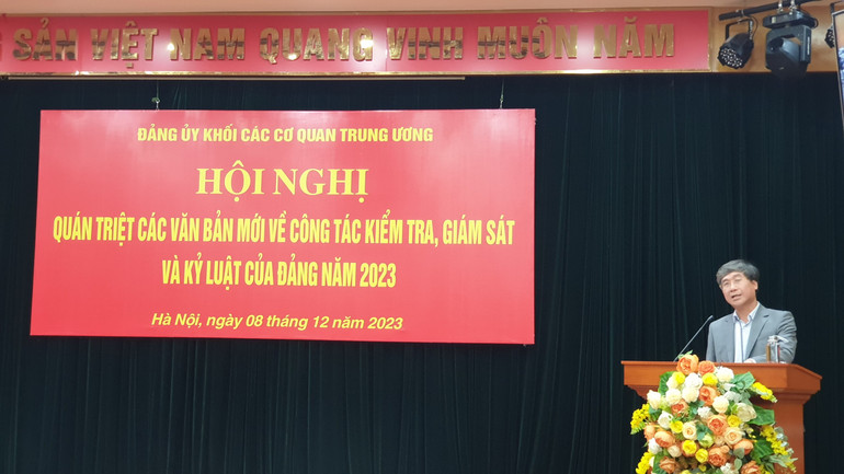 Đồng chí Lê Nguyễn Nam Ninh truyền đạt một số văn bản mới của Trung ương.