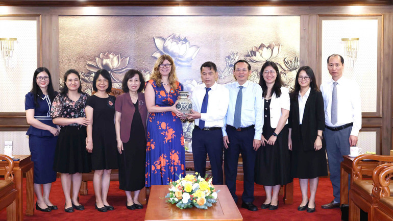 Hai bên trao đổi những kinh nghiệm trong công tác chăm sóc, giáo dục và bảo vệ trẻ em. Hai bên trao đổi những kinh nghiệm trong công tác chăm sóc, giáo dục và bảo vệ trẻ em.