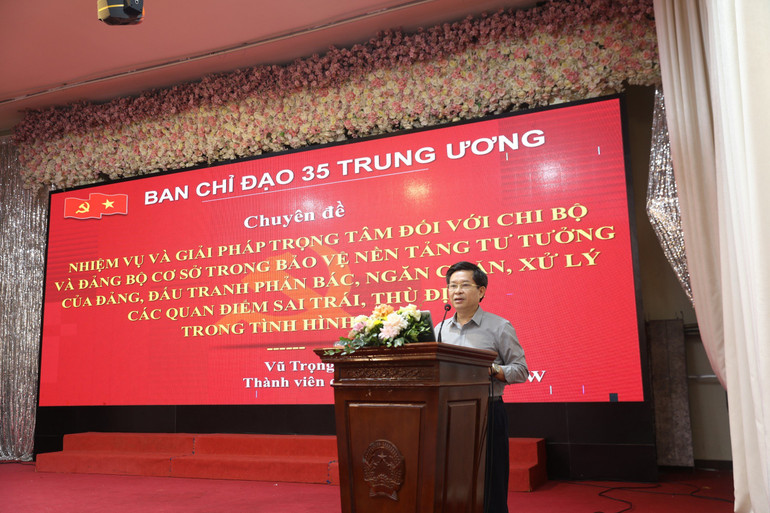 Đồng chí Vũ Trọng Hà, Vụ trưởng Chánh Văn phòng Ban Chỉ đạo 35 Trung ương truyền đạt nội dung chuyên đề.