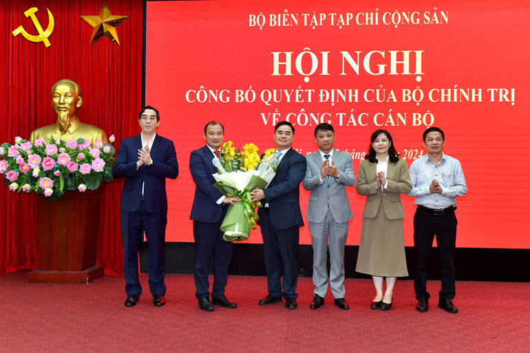 Lãnh đạo Ban Biên tập Tạp chí Cộng sản chúc mừng đồng chí Lê Hải Bình.