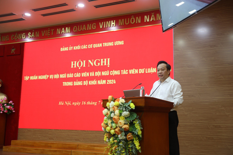 Phó Bí thư Đảng ủy Khối Đỗ Việt Hà định hướng một số nội dung trọng tâm.