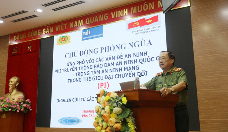 PGS, TS Nguyễn Văn Thành, Phó Chủ tịch chuyên trách Hội đồng Lý luận Trung ương truyền đạt chuyên đề 1.