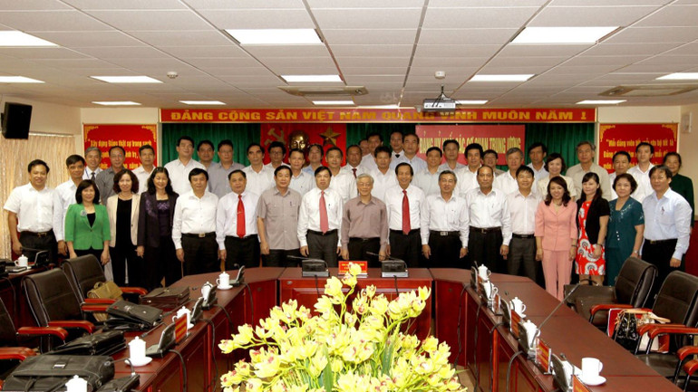 Tổng Bí thư Nguyễn Phú Trọng chụp ảnh lưu niệm với các đồng chí Ủy viên Ban Chấp hành Đảng bộ Khối, ngày 18/8/2012. Tổng Bí thư Nguyễn Phú Trọng chụp ảnh lưu niệm với các đồng chí Ủy viên Ban Chấp hành Đảng bộ Khối, ngày 18/8/2012.