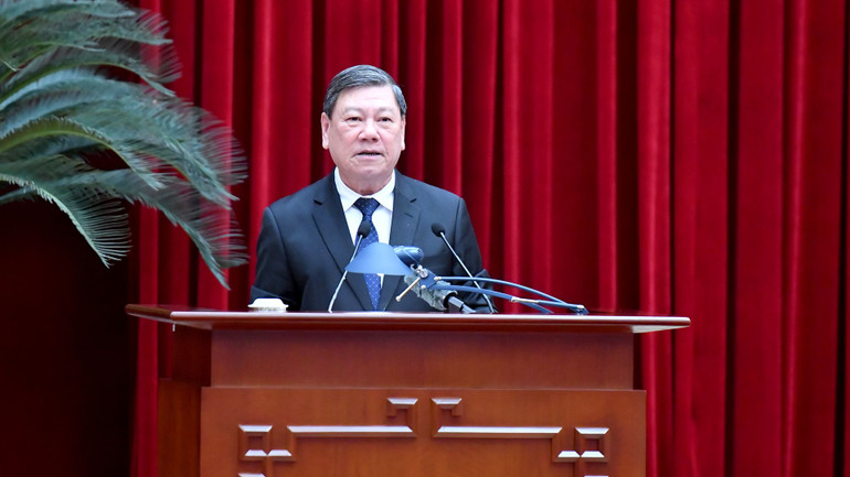 Đồng chí Trần Văn Rón, Ủy viên Trung ương Đảng, Phó Chủ nhiệm Thường trực Ủy ban Kiểm tra Trung ương trình bày báo cáo tại Hội nghị. (Ảnh: Đăng Khoa)