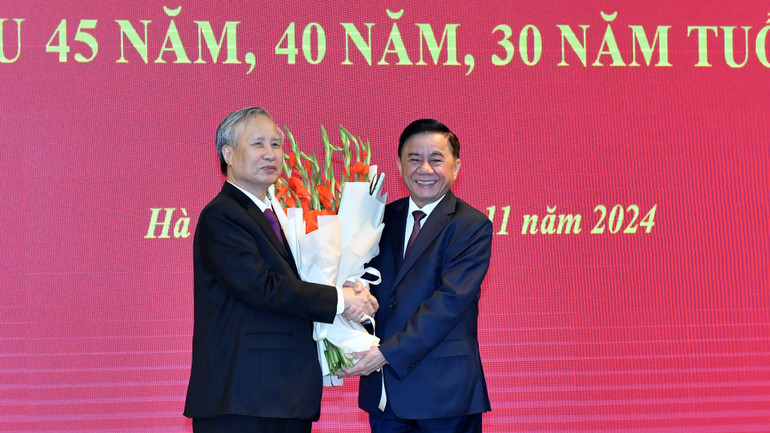 Đồng chí Trần Cẩm Tú, Ủy viên Bộ Chính trị, Thường trực Ban Bí thư, Chủ nhiệm Ủy ban Kiểm tra Trung ương tặng hoa chúc mừng đồng chí Trần Quốc Vượng. (Ảnh: ĐĂNG KHOA)