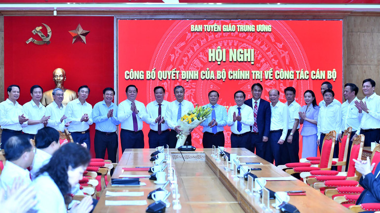 Đại diện Ban Tuyên giáo Trung ương, Tỉnh ủy Thái Bình chúc mừng đồng chí Ngô Đông Hải. (Ảnh: ĐĂNG KHOA)