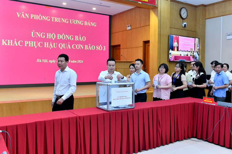 Các bộ, công chức, viên chức Văn phòng Trung ương Đảng hưởng ứng đợt quyên góp. (Ảnh: ĐĂNG KHOA)