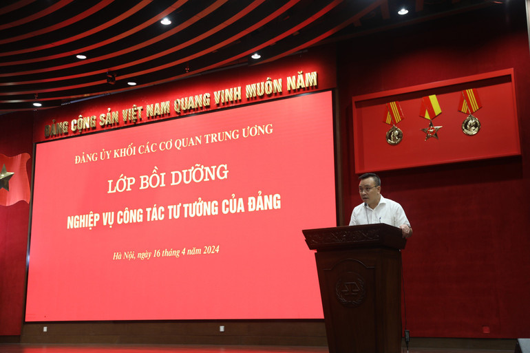 Giám đốc Trung tâm Bồi dưỡng chính trị Phạm Anh Thiện giới thiệu chương trình lớp bồi dưỡng.