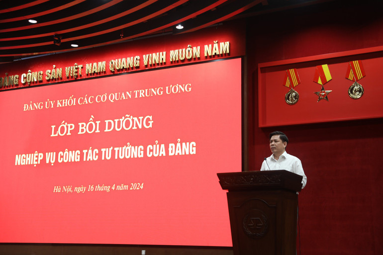 Bí thư Đảng ủy Khối Nguyễn Văn Thể phát biểu khai giảng lớp bồi dưỡng.