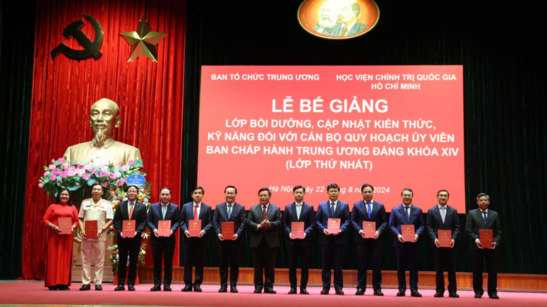 Đồng chí Nguyễn Xuân Thắng, Ủy viên Bộ Chính trị, Giám đốc Học viện Chính trị quốc gia Hồ Chí Minh, Chủ tịch Hội đồng Lý luận Trung ương; Phó Trưởng ban Thường trực Ban Chỉ đạo lớp học trao Giấy chứng nhận tốt nghiệp tới các học viên.