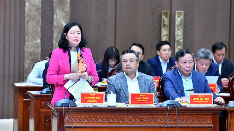 Đồng chí Bùi Thị Minh Hoài, Ủy viên Bộ Chính trị, Bí thư Thành ủy Hà Nội báo cáo một số nội dung trọng tâm. (Ảnh: ĐĂNG KHOA)