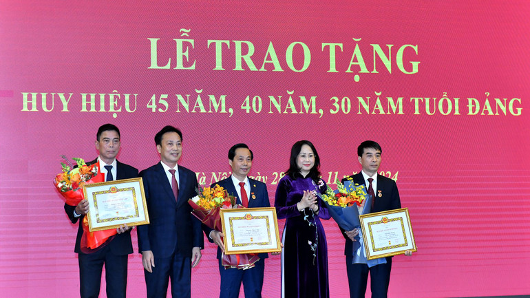 Các đồng chí nhận Huy hiệu 30 năm tuổi đảng. (Ảnh: ĐĂNG KHOA)