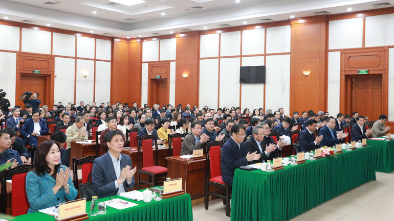 Các đồng chí dự Hội nghị.