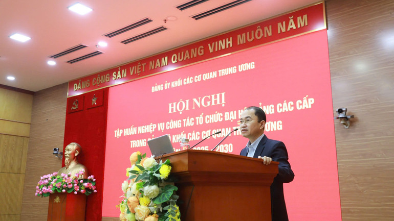 Phó Trưởng Ban Thường trực Ban Tổ chức Đảng ủy Khối thông tin chuyên đề về công tác nhân sự Đại hội.