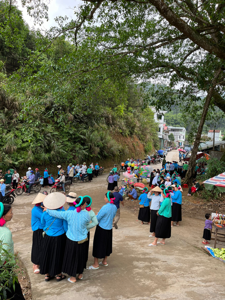 Nô nức đi hội. Nô nức đi hội.